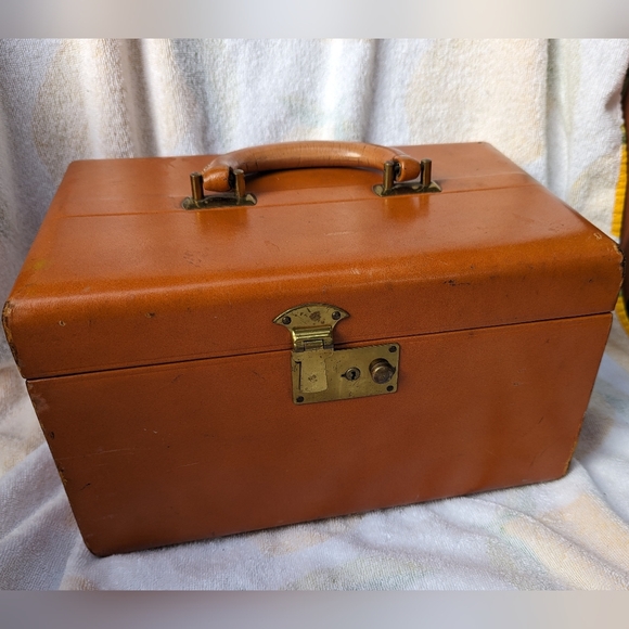 Source Unknown Handbags - Vintage Leather train case. Cowhide Leather luggage suitcase. 1940s